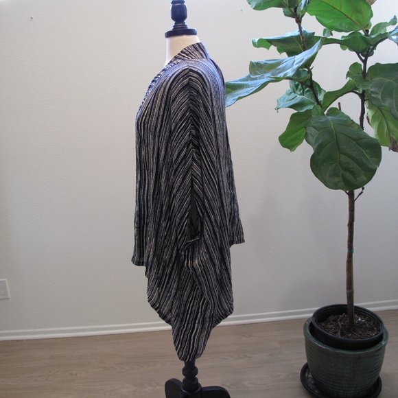 RVCA Black and Cream Striped Kimono Wrap - Picture 2 of 10